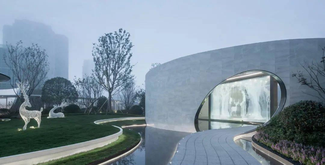 西媒：皇马不再将巴萨视为转会市场的竞争对手，但乐见巴萨复兴