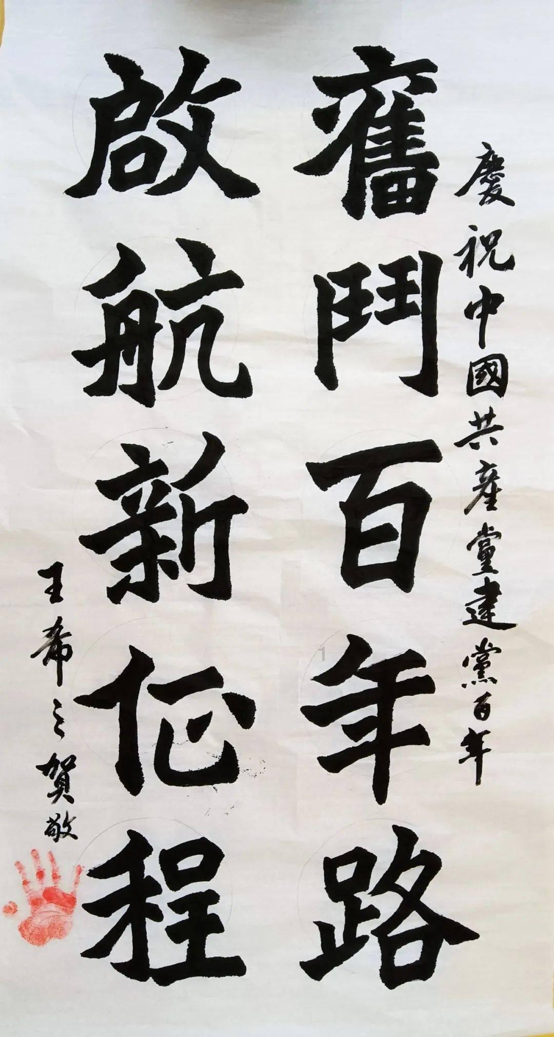 白色T恤搭蓝白渐变色牛仔短裤，穿出清爽的美，你喜欢这种别致的穿搭吗？